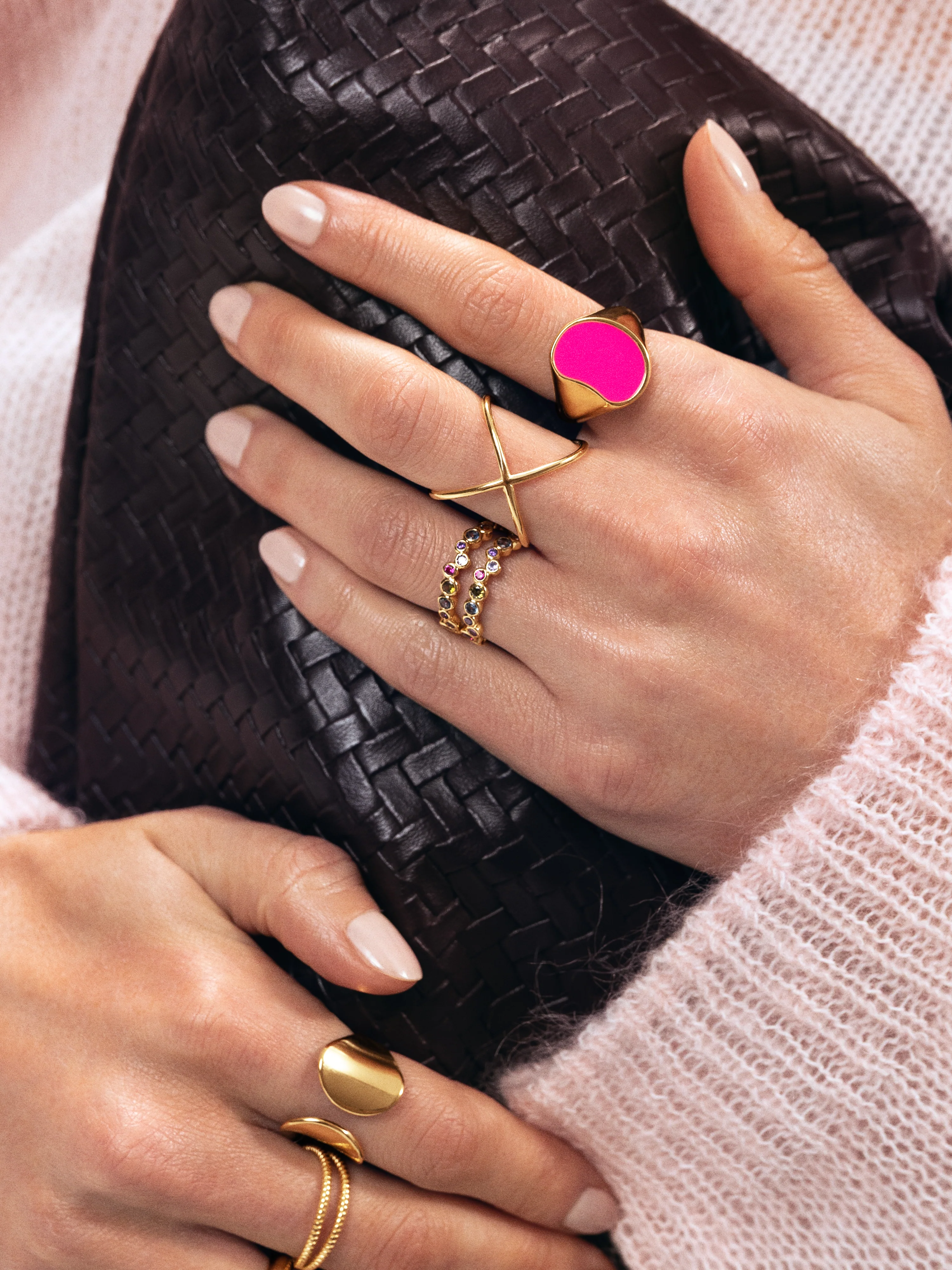 Anillo Signet Bean Neon Pink Enamel Baño Oro - Image 4