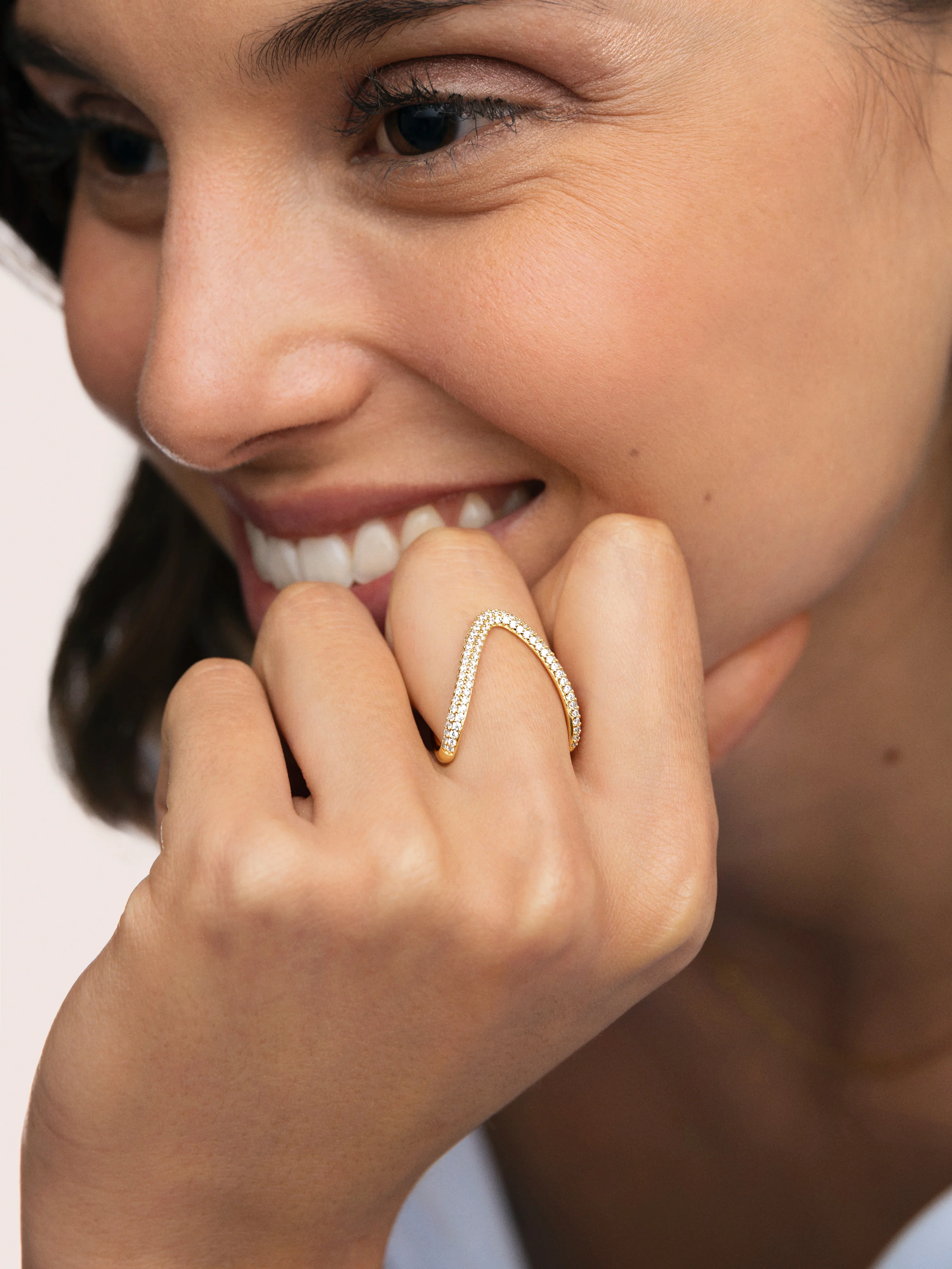 Anillo V Scarlett Baño Oro - Image 2